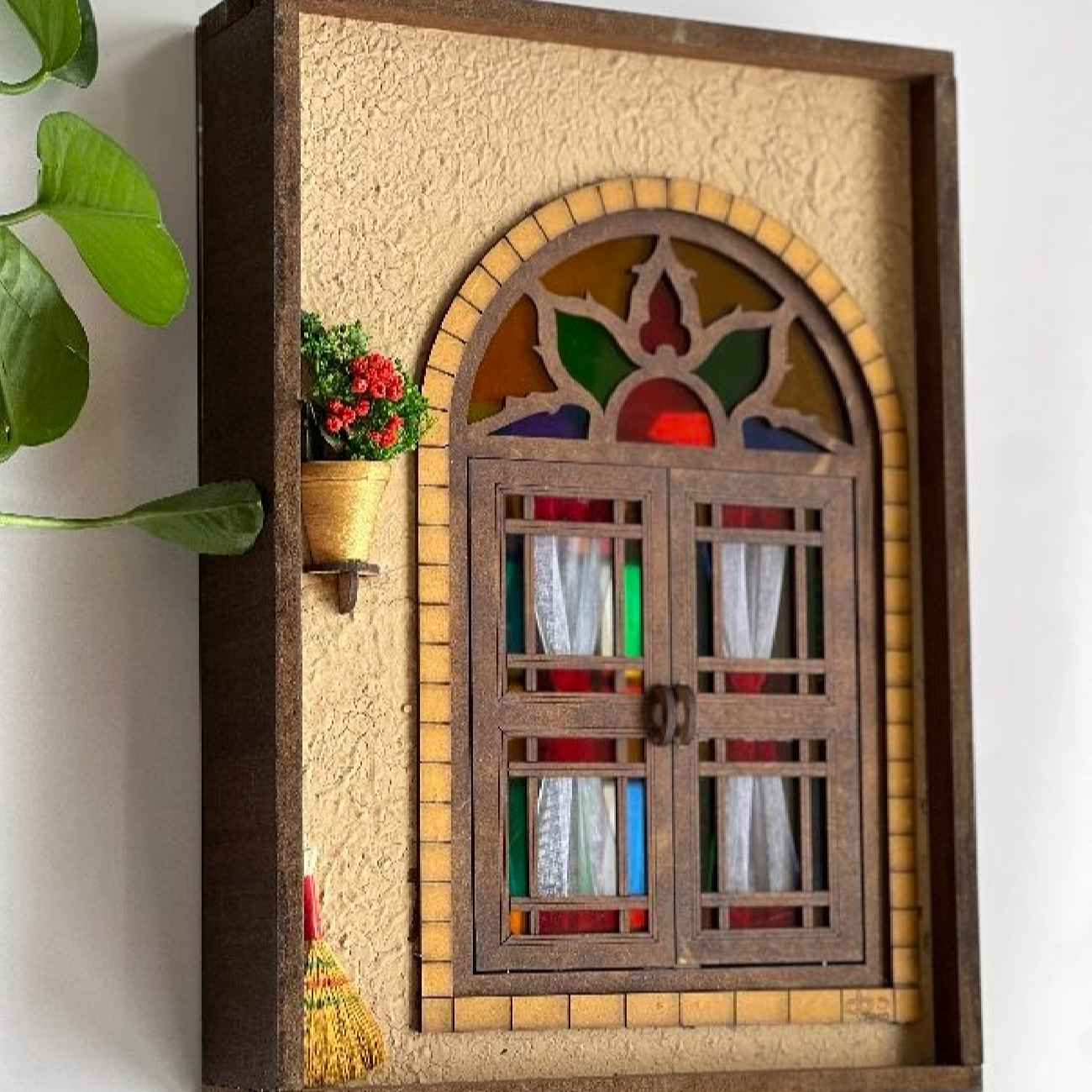Handgefertigter persischer Holz-Wand-Schlüsselhalter im traditionellen Stil mit Hüttensprossenfenster