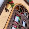 Handgefertigter persischer Holz-Wand-Schlüsselhalter im traditionellen Stil mit Hüttensprossenfenster