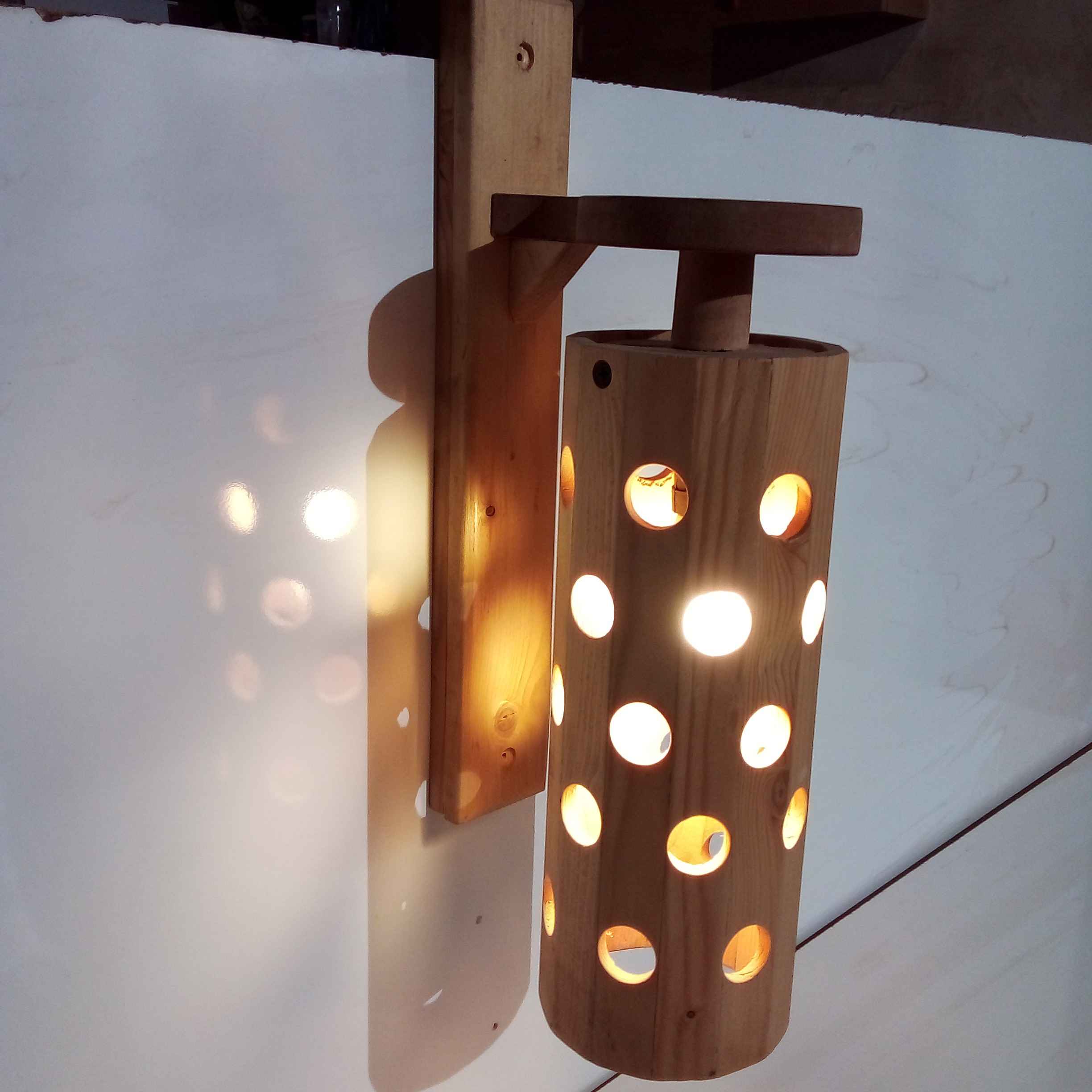 Einstellbare Holz Wandleuchte mit Loch Design