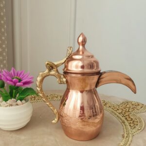 Arabische Kaffeekanne aus Kupfer für die Zubereitung von Qahwa und arabischem Kaffee, innen verzinnt mit Messinggriff