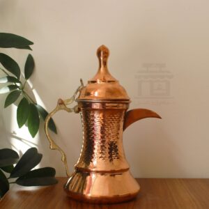Arabische Kaffeekanne aus gehämmertem Kupfer für die Zubereitung von Qahwa und arabischem Kaffee – Bita