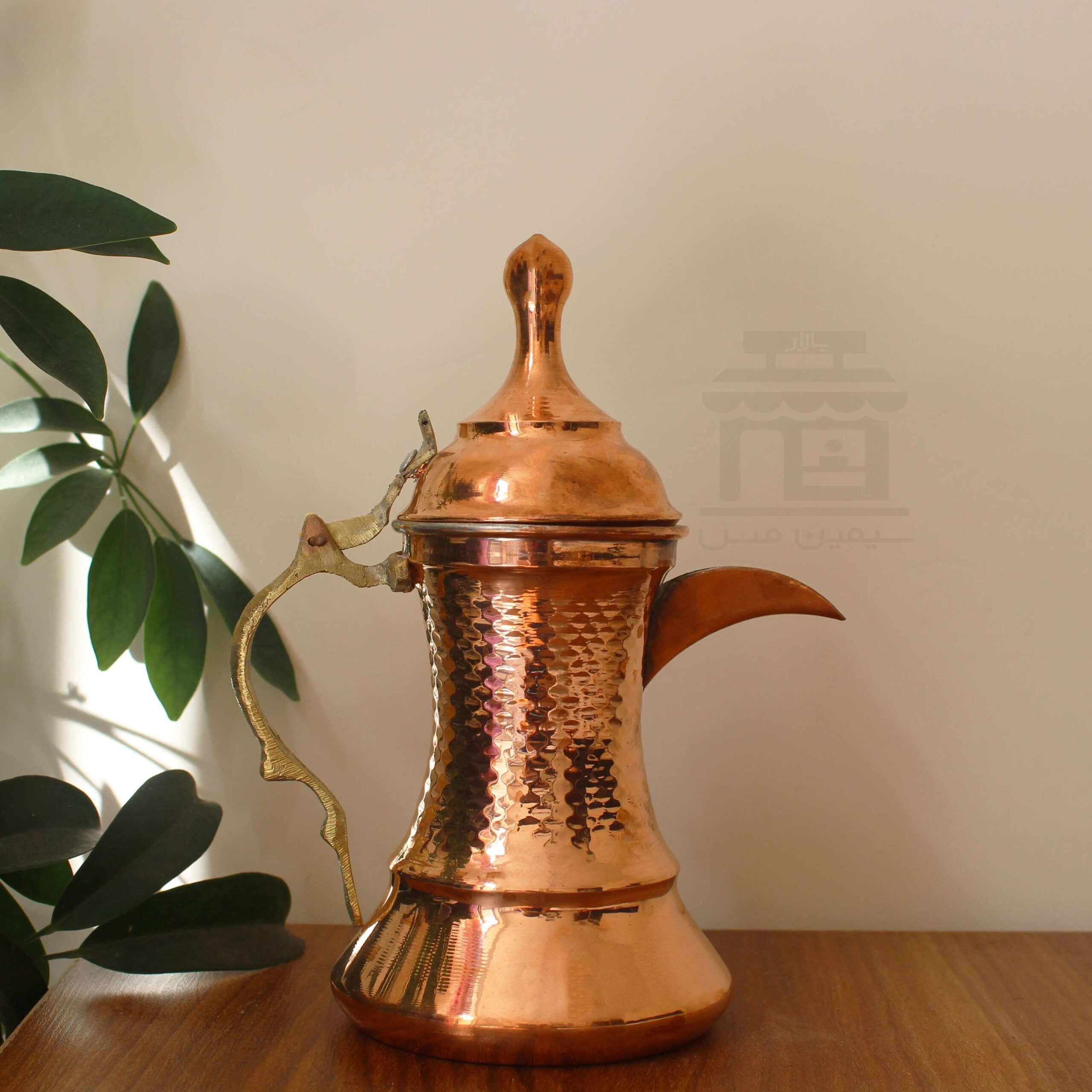 Arabische Kaffeekanne aus gehämmertem Kupfer für die Zubereitung von Qahwa und arabischem Kaffee - Bita