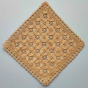 Häkel-Tischdecke Handgestrickt im Boho-Stil Floral Design