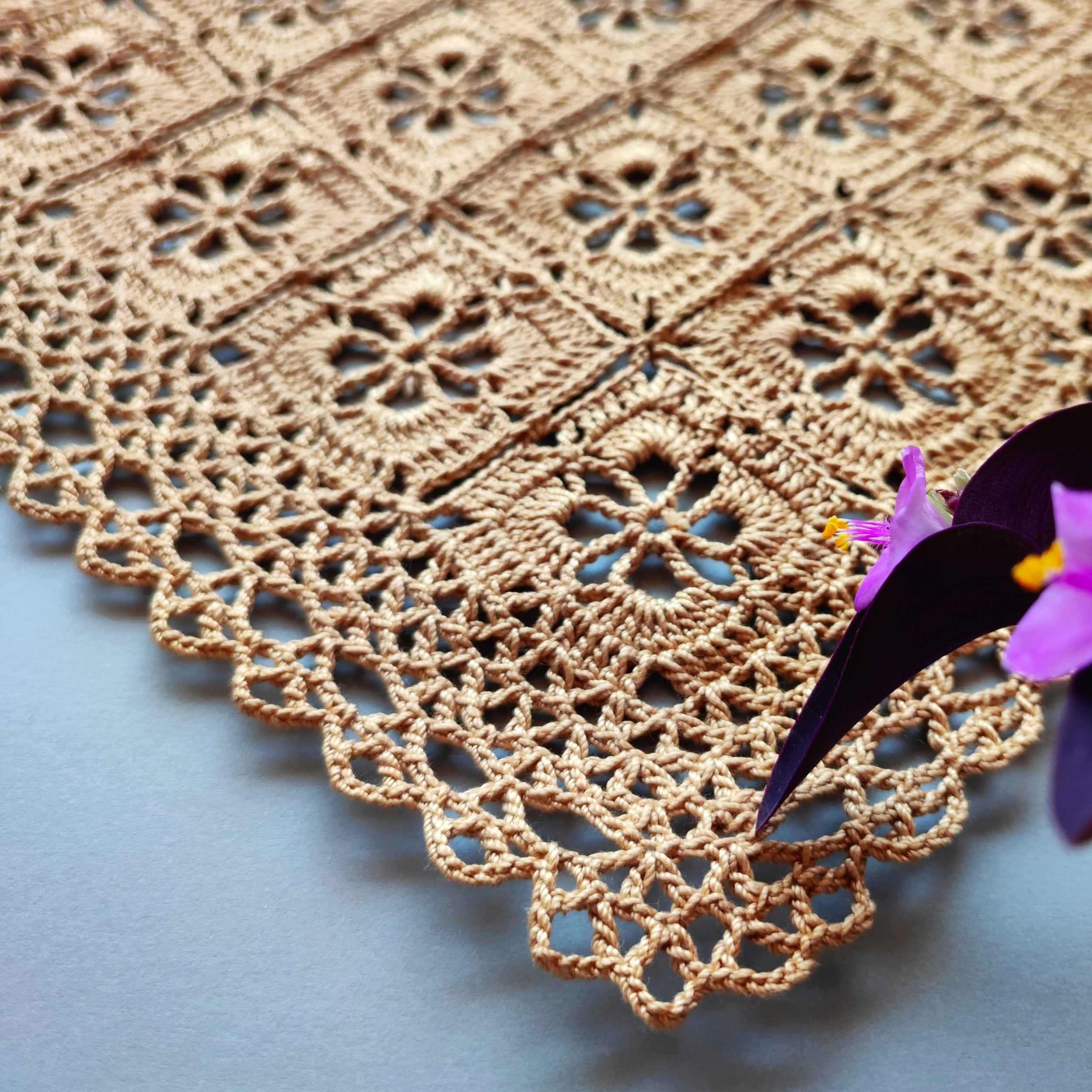 Häkel-Tischdecke Handgestrickt im Boho-Stil Floral Design