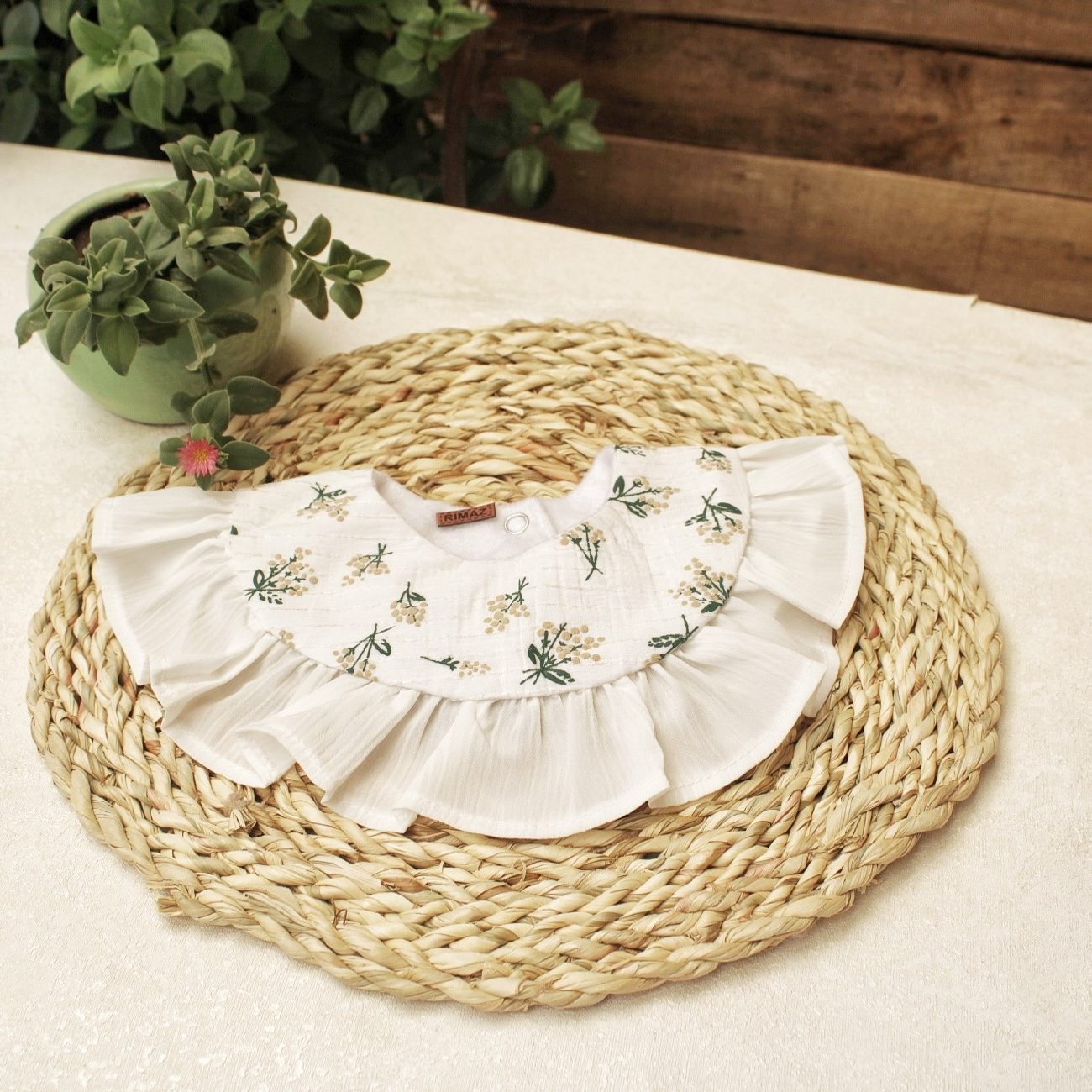 Süßes Baby-Lätzchen mit Blumenmuster, Modell „Paradies“