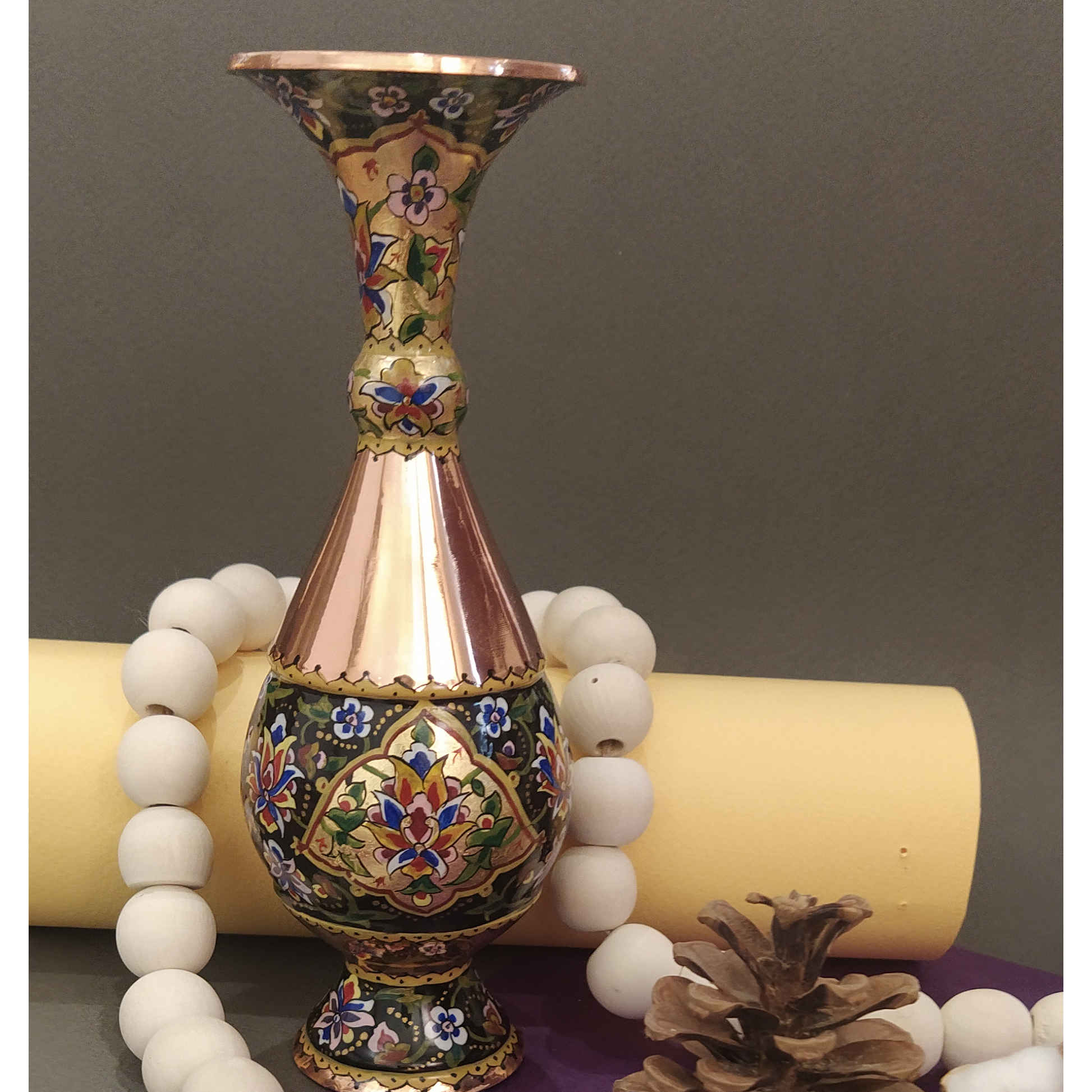 Dekorative Persische Kupfervase, handgefertigt im traditionellen Blumendesign