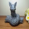 Dekorative sitzende Fuchsfigur auf Baum - Charmante Wildtier-Skulptur