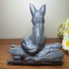 Dekorative sitzende Fuchsfigur auf Baum - Charmante Wildtier-Skulptur