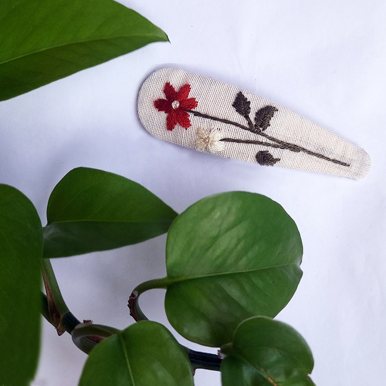 Besticktes Blumen-Snap-Haarspangen-Set aus 2