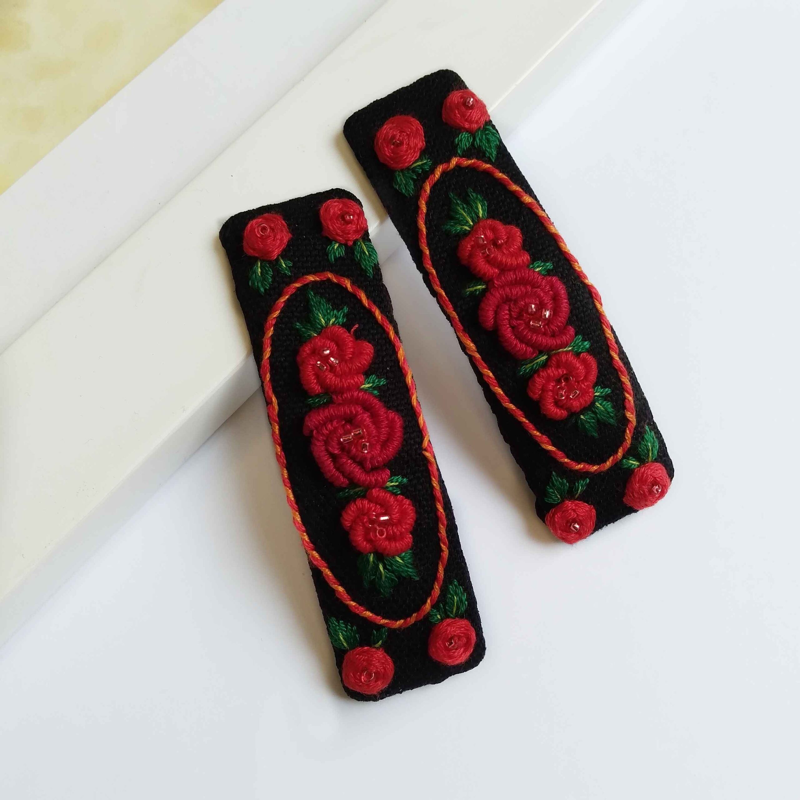 Besticktes Blumen-Snap-Haarspangen-Set aus 2 Handgewebt Modell Rose