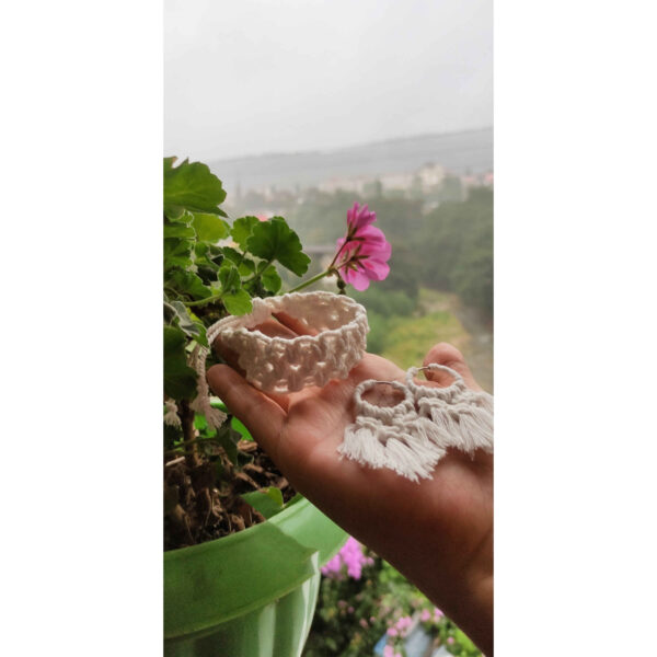 Besticktes Makramee-Ohrring- und Armband-Set Modell Honey