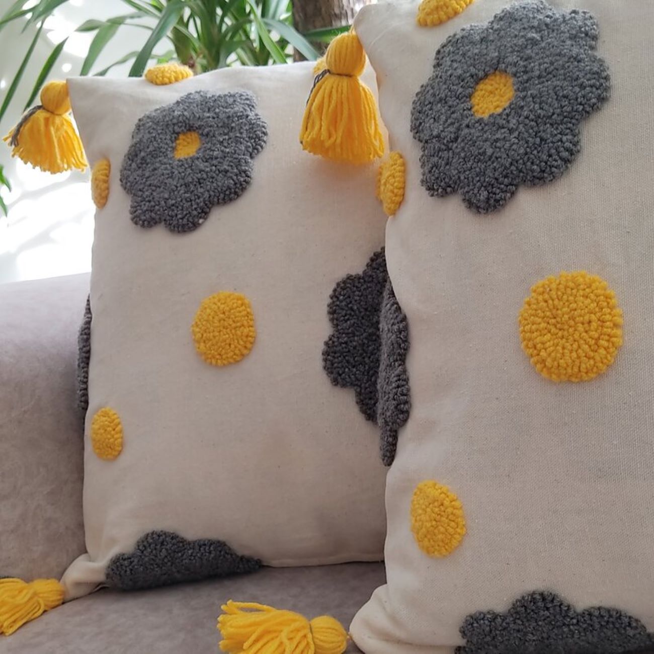 Punch-Needle-Kissenbezug – Besticktes Blumen Creme Design (Set von 2)