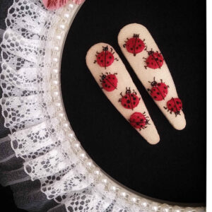 Besticktes Snap-Haarspangen-Set mit Marienkäfer-Design Handgewebt