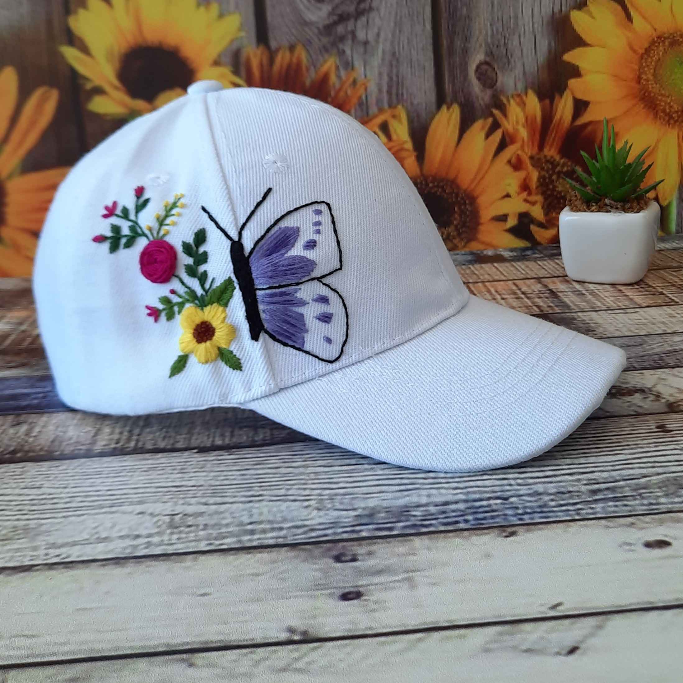 Handgestickte Damenkappe mit Schmetterlingsmuster