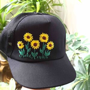 Handgestickte Damenkappe mit Sonnenblumenmuster