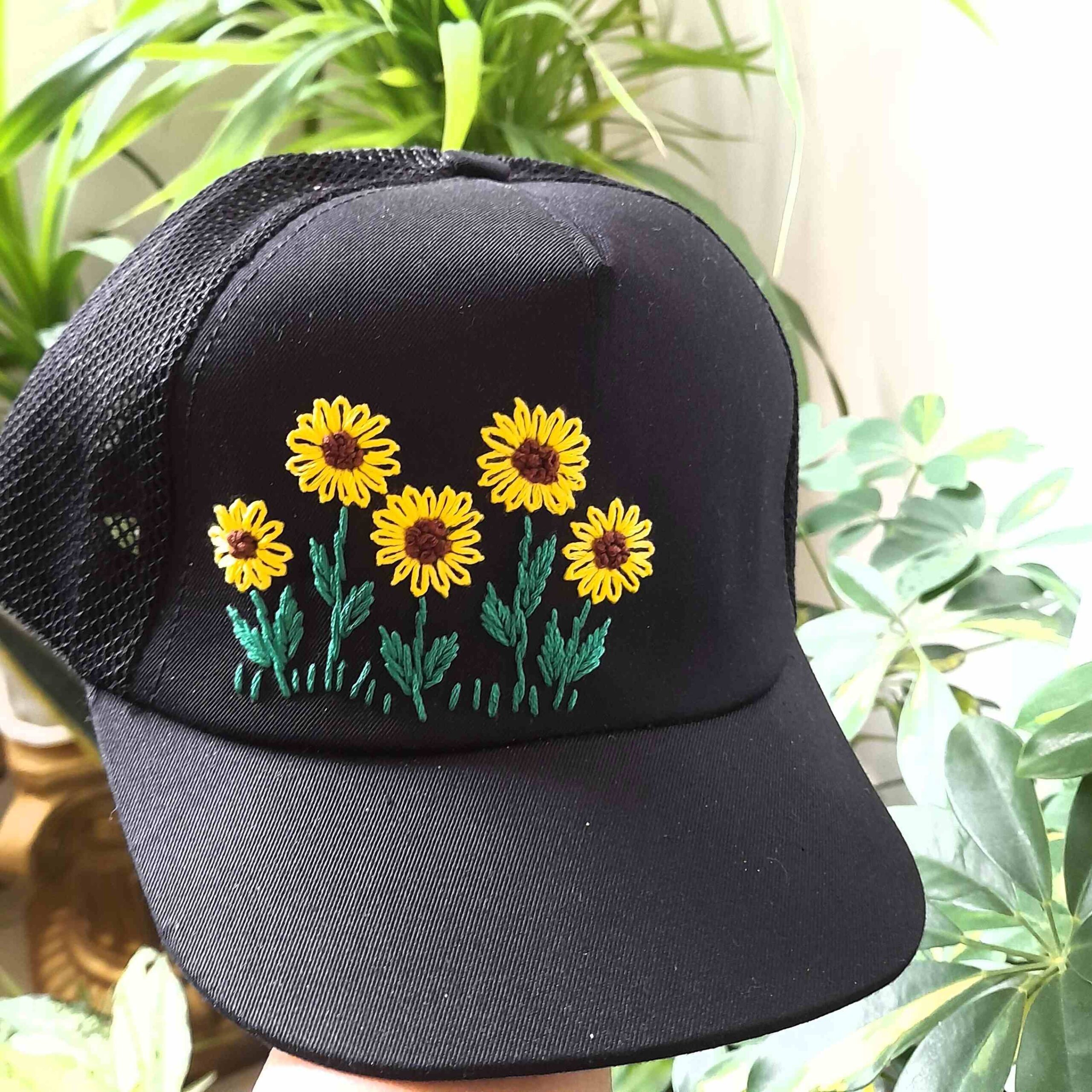 Handgestickte Damenkappe mit Sonnenblumenmuster