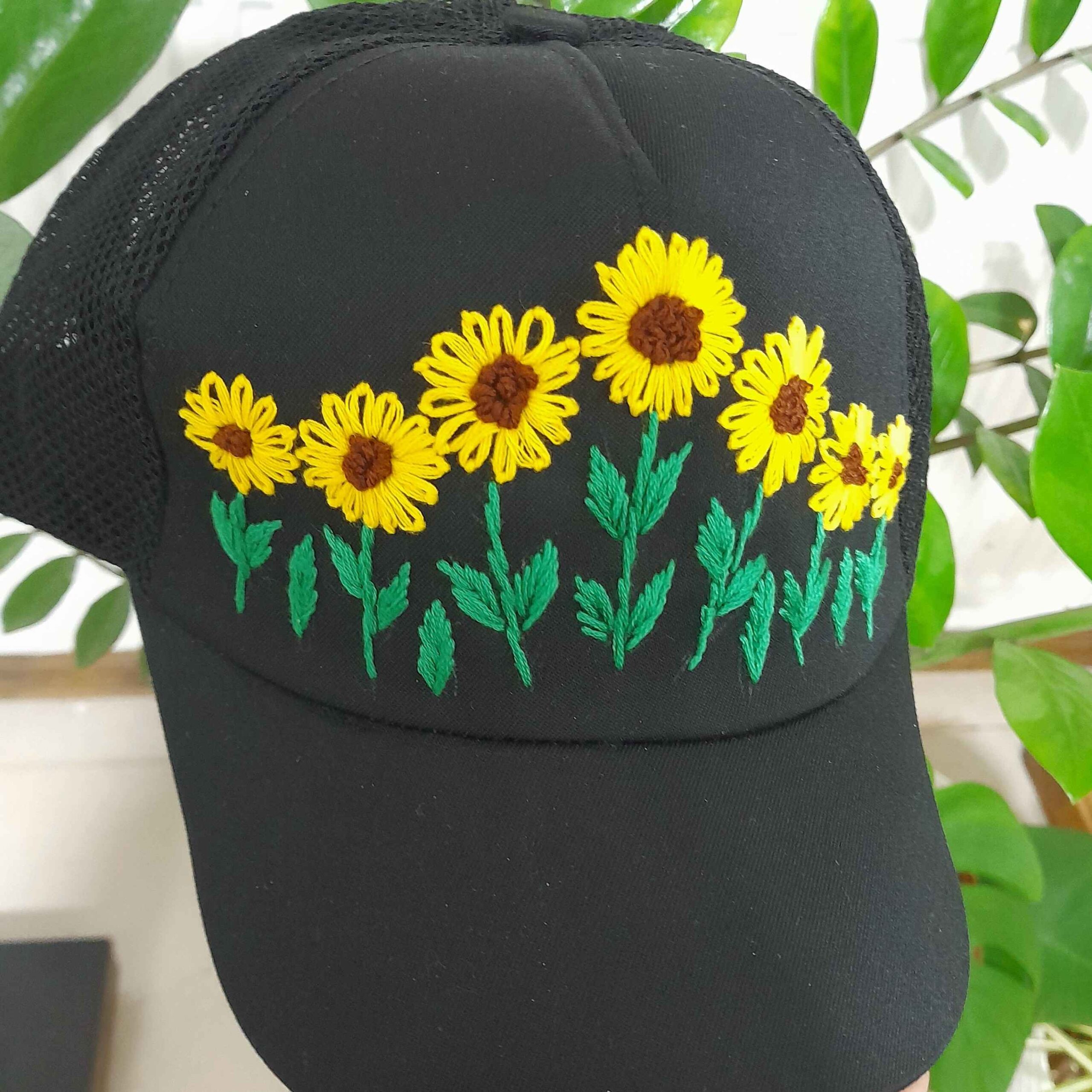 Handgestickte Damenkappe mit Sonnenblumenmuster