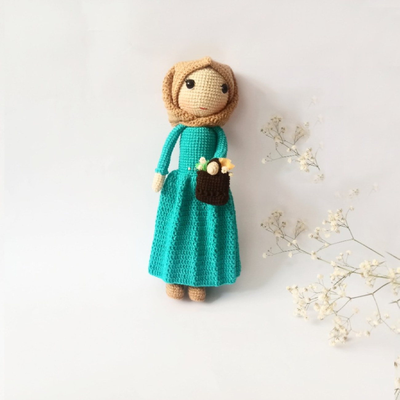 Amigurumi Handgemachtes Gehäkeltes Muslimisches Mädchen mit Kopftuch – Islamisches Design | Weiches Kuscheltier für Kinder
