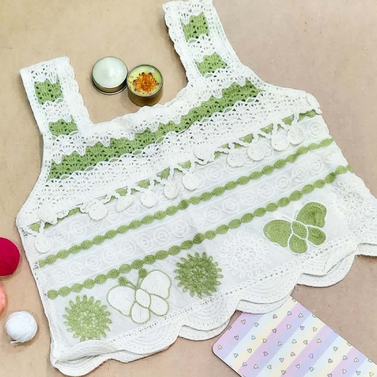 Händergefertigtes Häkeltop für Damen Modell Schmetterling