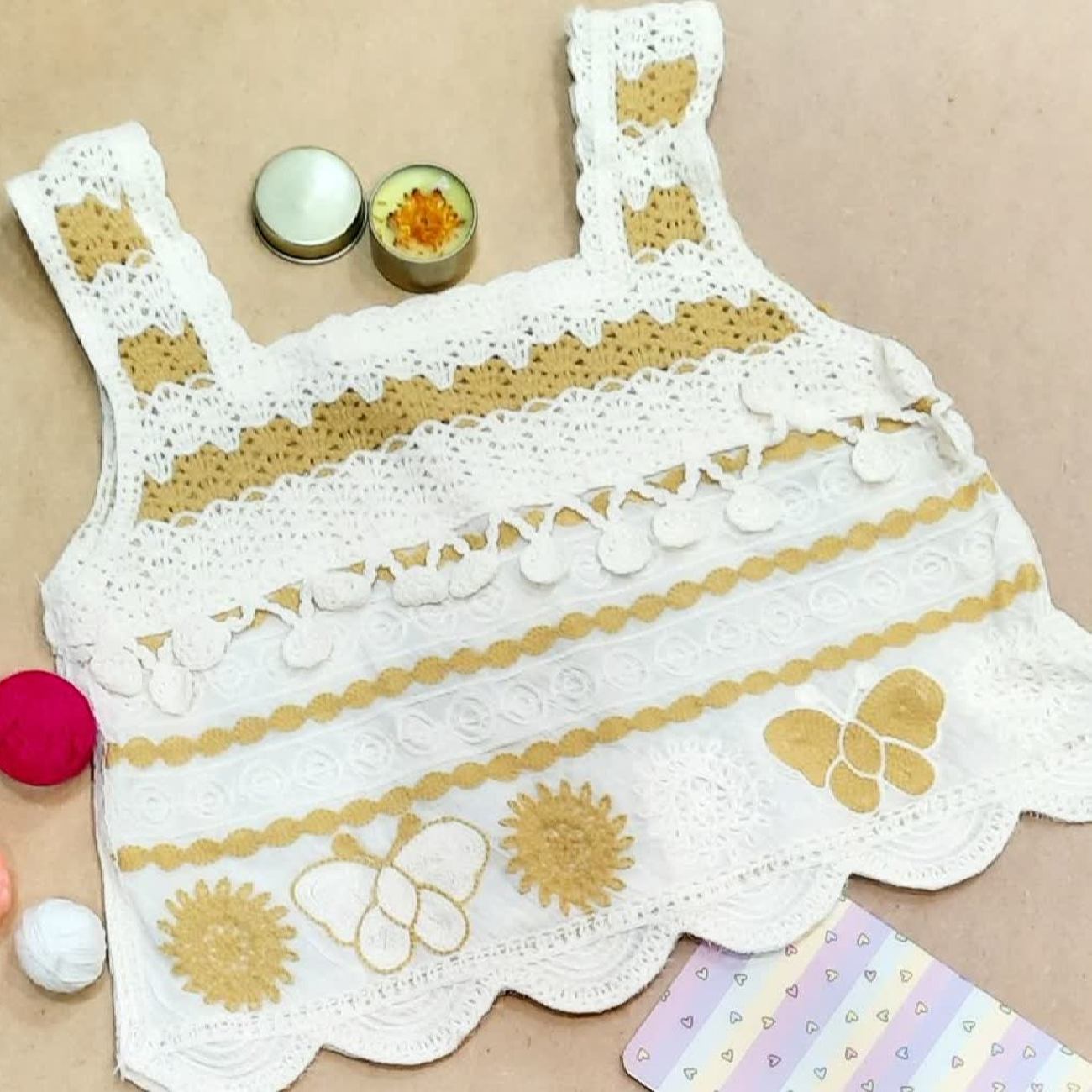 Händergefertigtes Häkeltop für Damen Modell Schmetterling