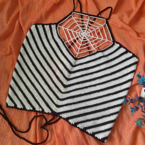Händergefertigtes Häkeltop mit einzigartigem Spinnennetz-Design für Damen