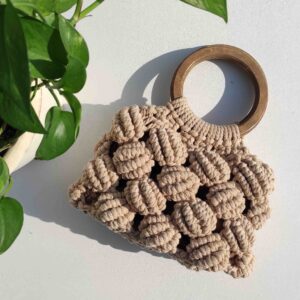 Macrame Tasche – Handgewebt mit Holzgriff Modell Walnuts