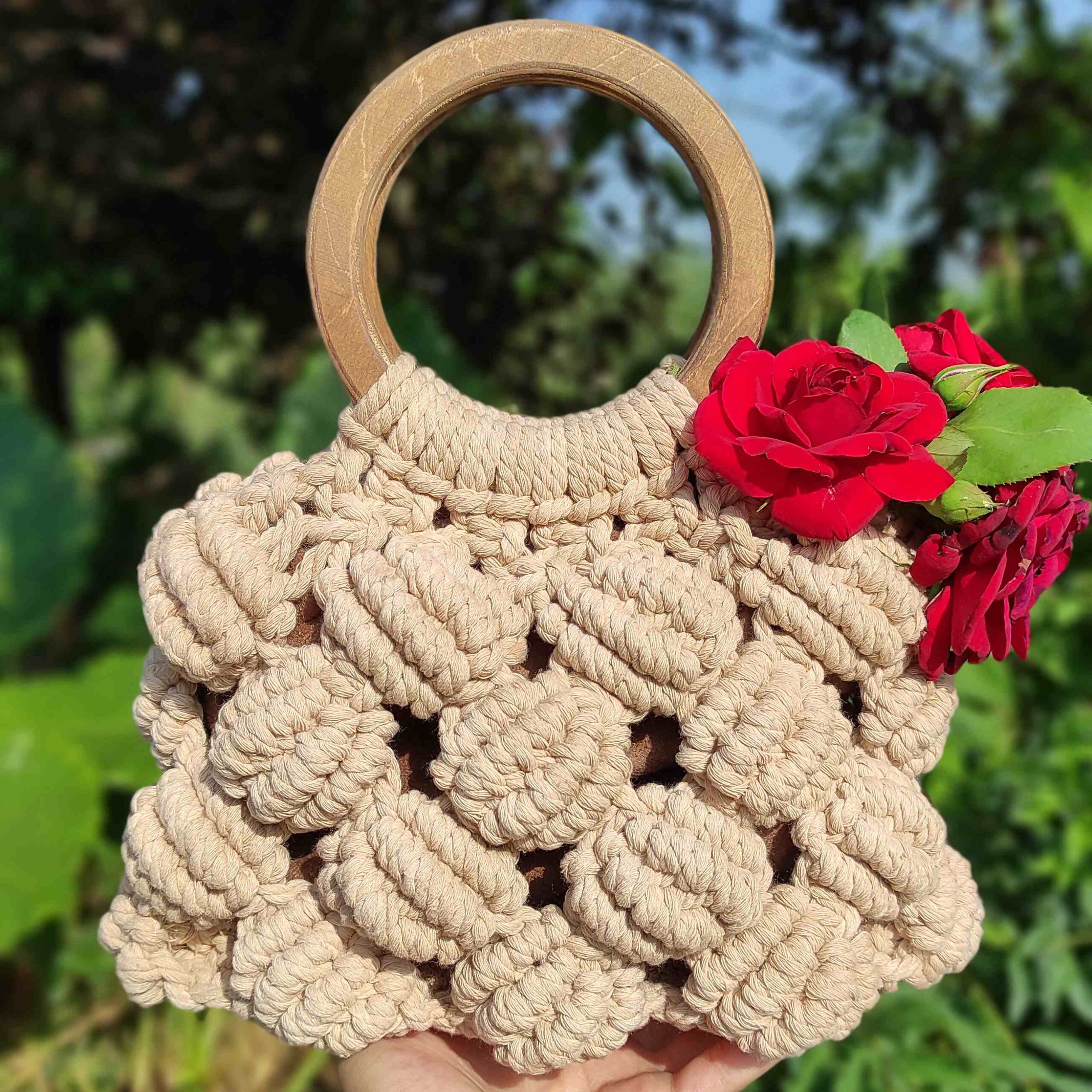 Macrame Tasche – Handgewebt mit Holzgriff Modell Walnuts