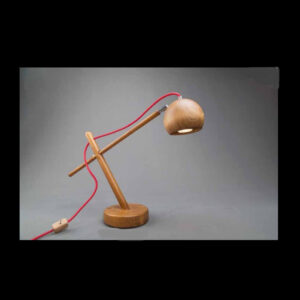 Minimalistische verstellbare Schreibtischlampe mit Rundkopf aus Holz mit rotem Kabel