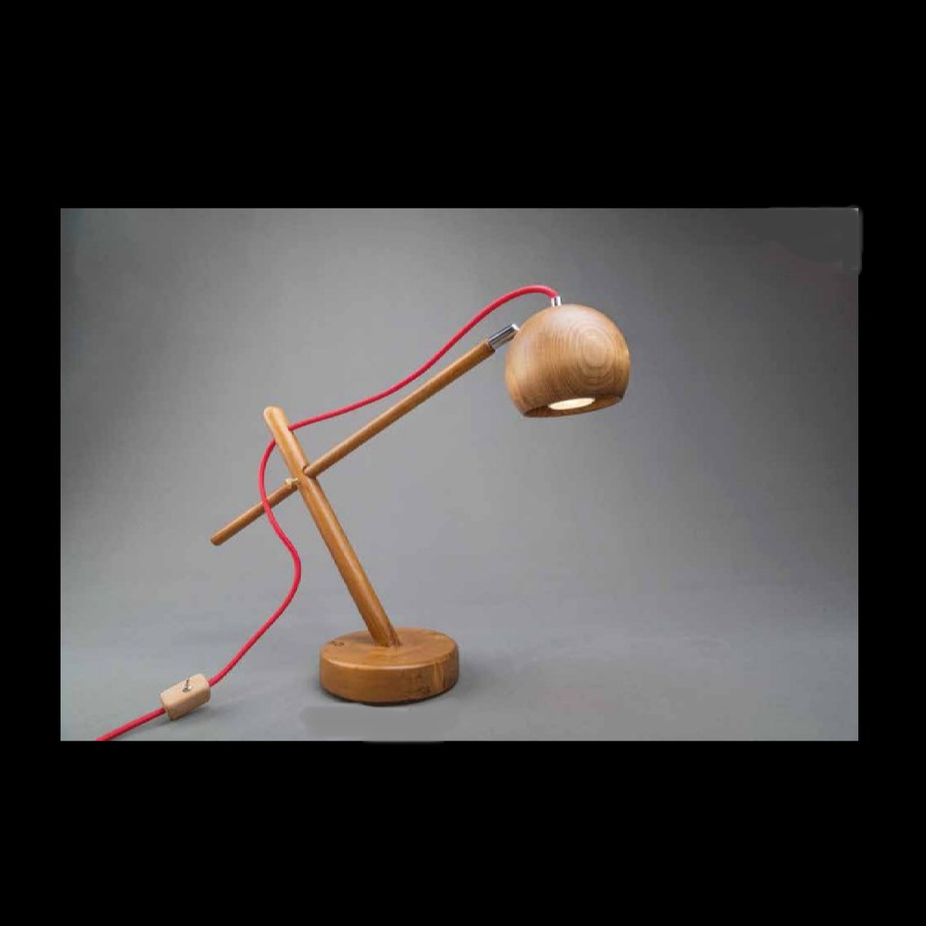 Minimalistische verstellbare Schreibtischlampe mit Rundkopf aus Holz mit rotem Kabel