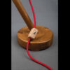 Minimalistische verstellbare Schreibtischlampe mit Rundkopf aus Holz mit rotem Kabel