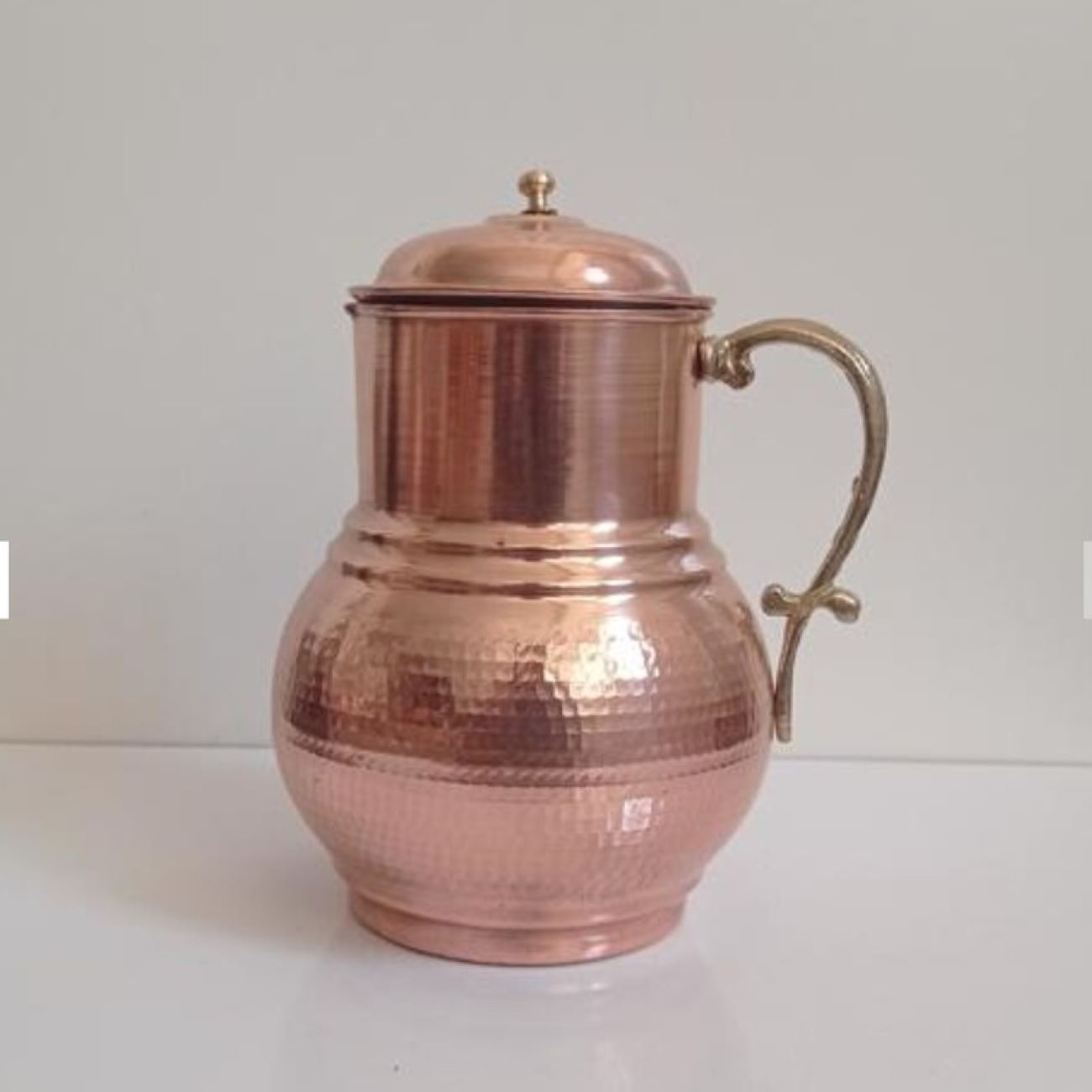 Persische Kupferkaraffe gehämmert mit Messinggriff Modell Roshanak