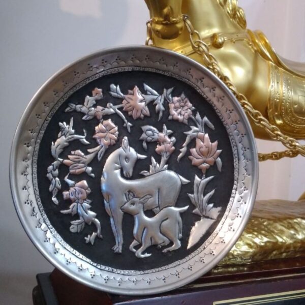 Persischer dekorativer Kupferteller handgraviert mit Reh und seinem Jungen Design