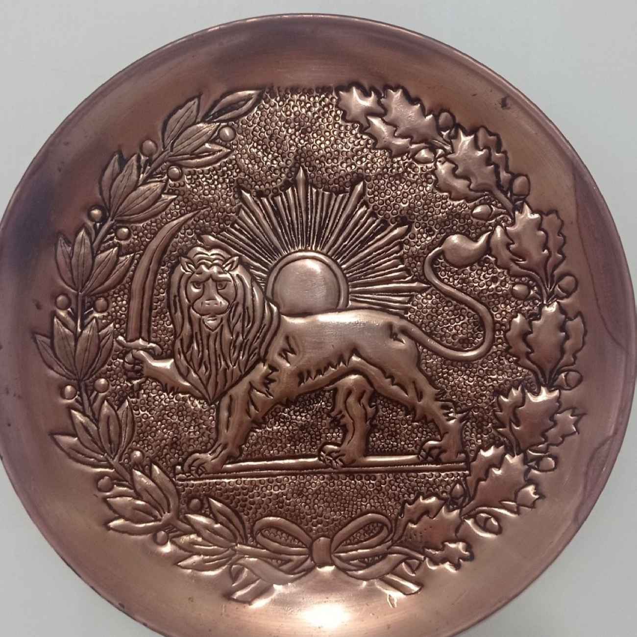 Persischer dekorativer Kupferteller handgraviert mit Löwe & Sonne persisches Symbol