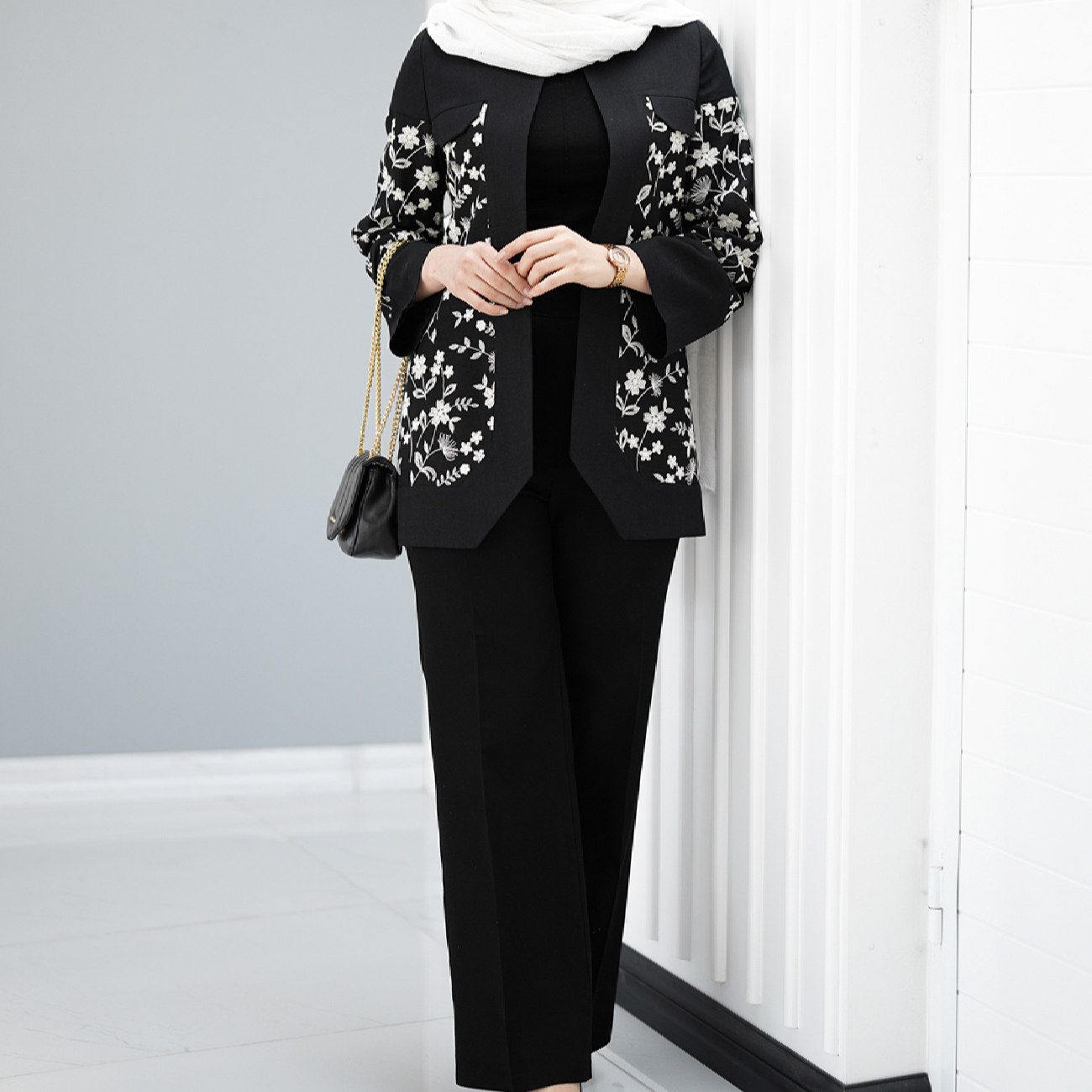 Persischer bestickter Manto mit floralem Design für Frauen in Schwarz