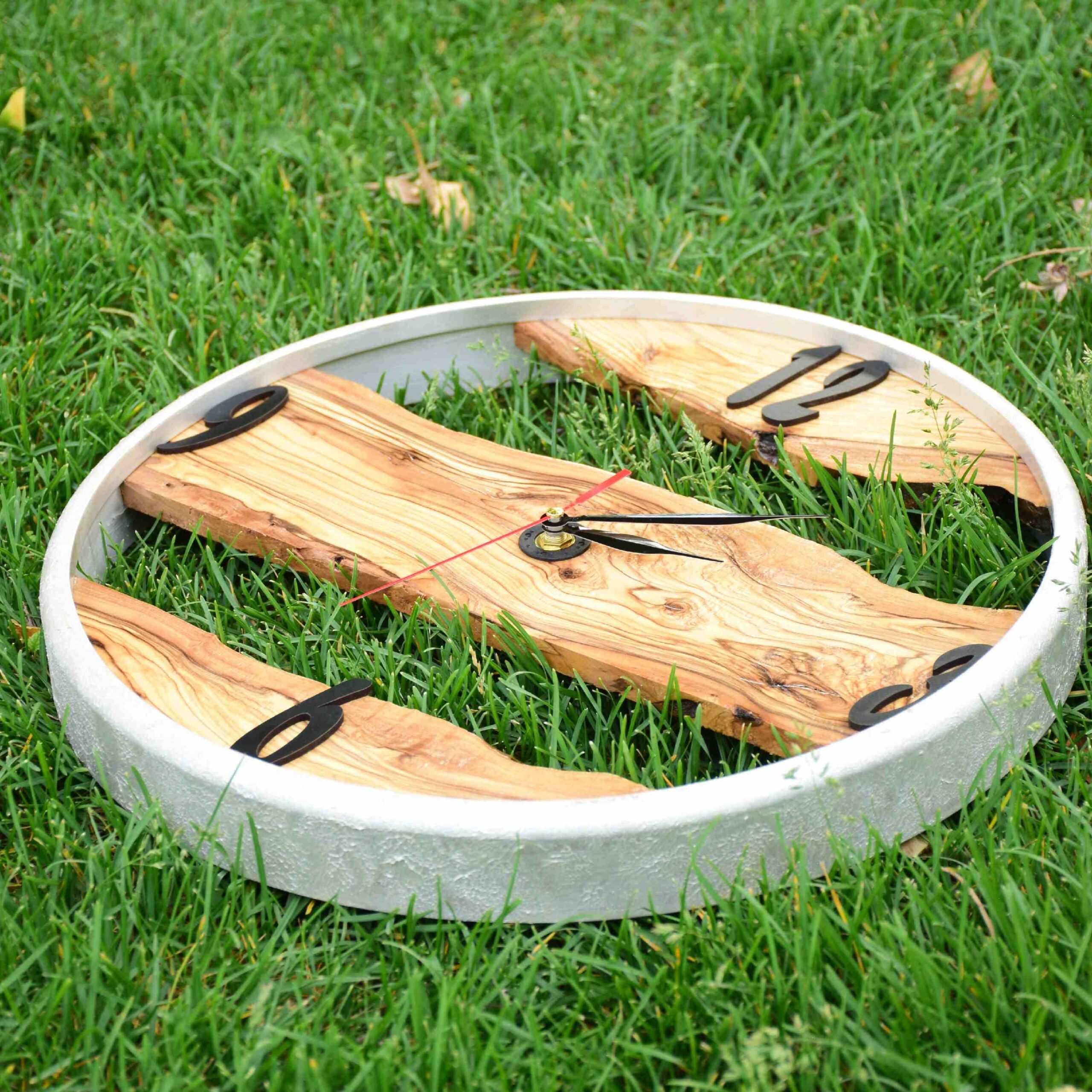 Rustikale Holzwanduhr Handgefertigt Modell Cyrus