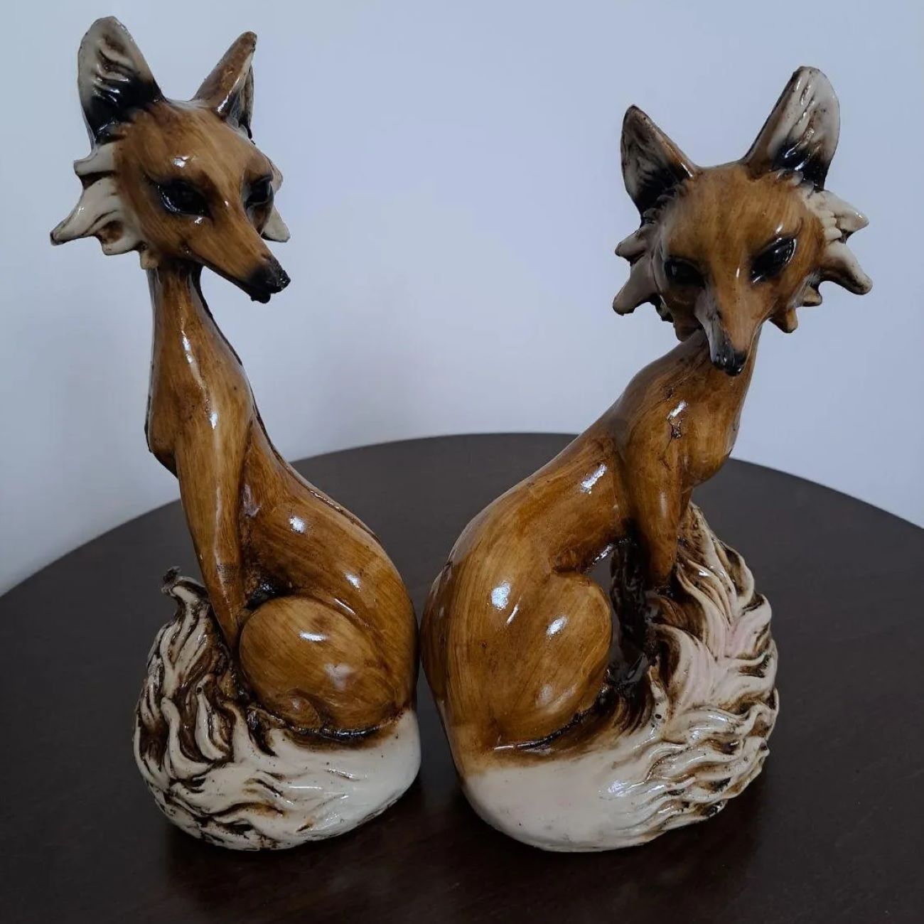 Set aus 2 dekorativen Fuchs-Figuren – Realistische Kreaturen-Kunst