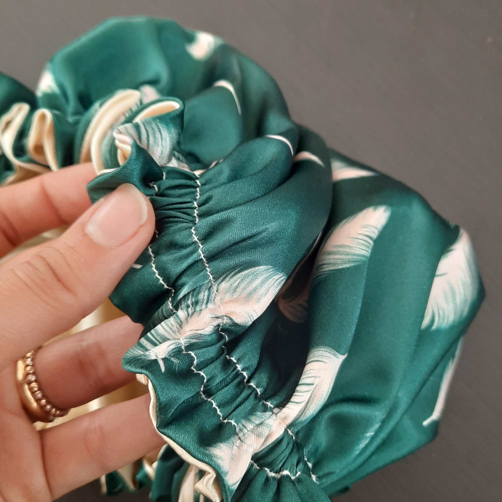 Seiden-Satin Schlafmütze Luxus Nachtmütze für Damen mit Feder-Motiven