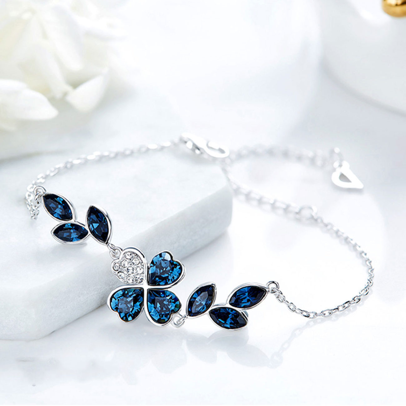 Silberarmband mit kleinem Blumen-Design für Frauen