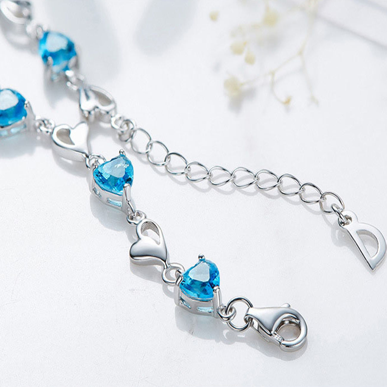 Silberarmband mit kleinem blauen Herzdesign für Frauen