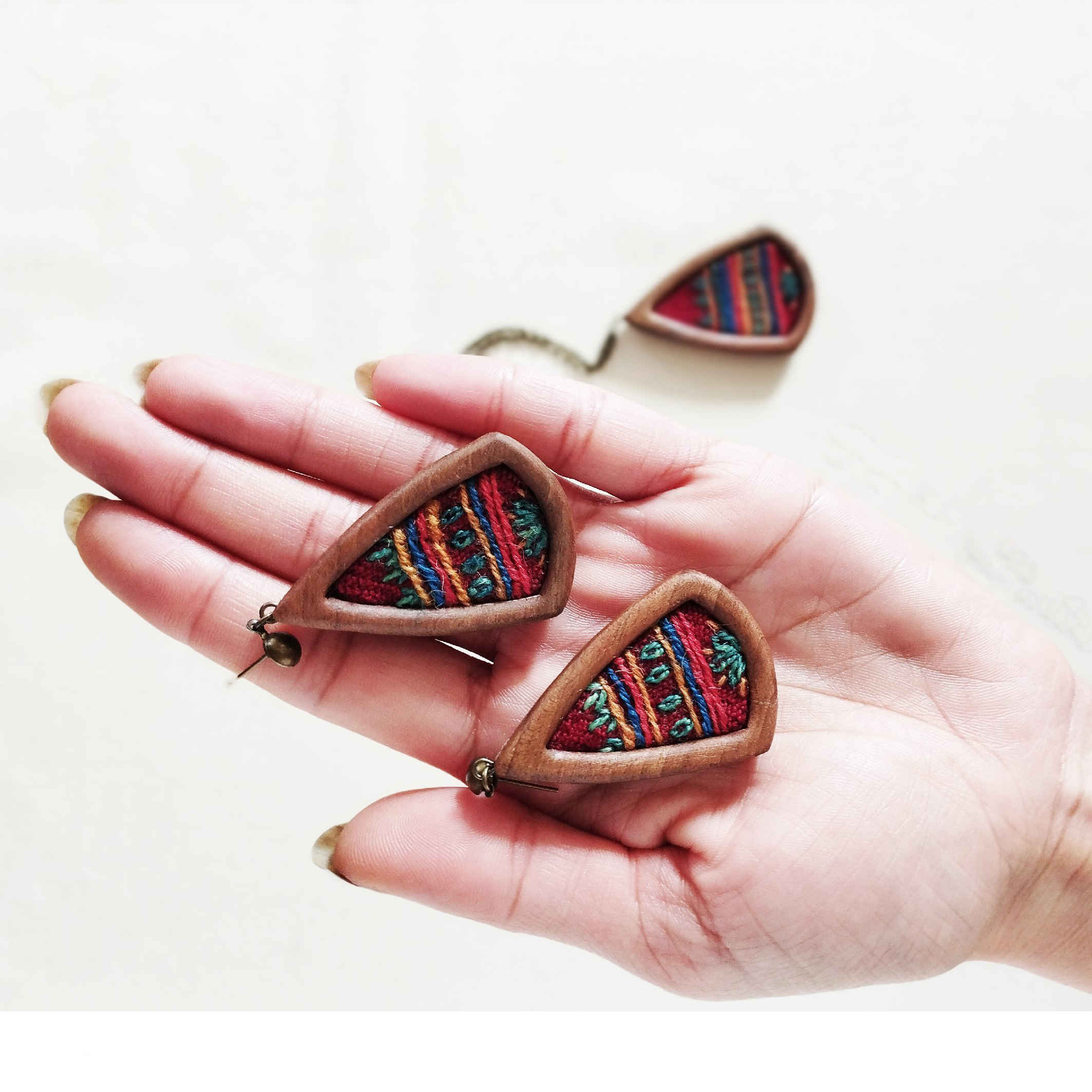 Handgefertigte Holzohrringe für Damen mit Pateh-Stickerei