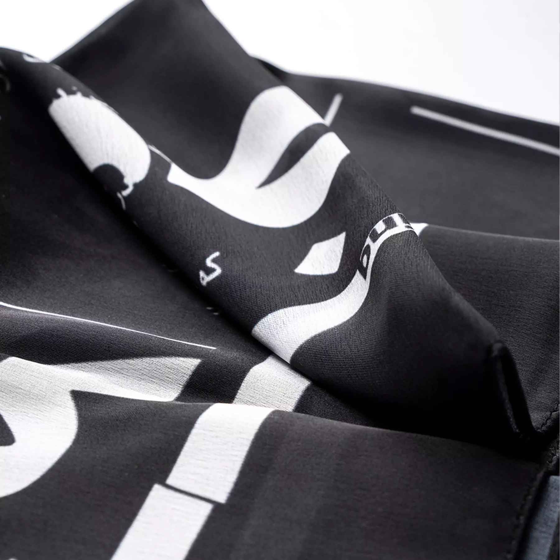 Mini-Kopftuch für Damen – Elegantes Kalligrafie-Design