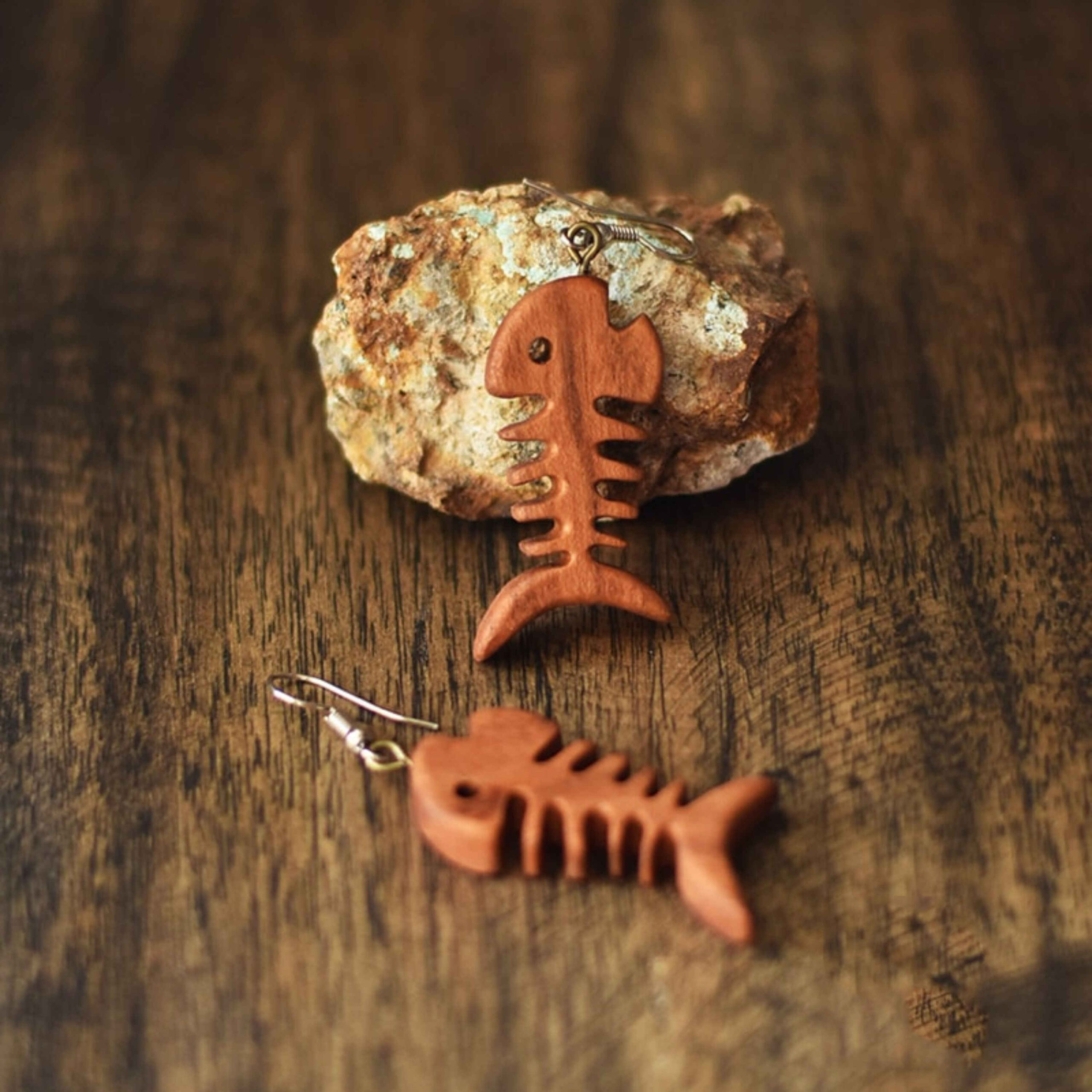 Handgefertigte Holzohrringe für Damen mit Fischgrätenmuster