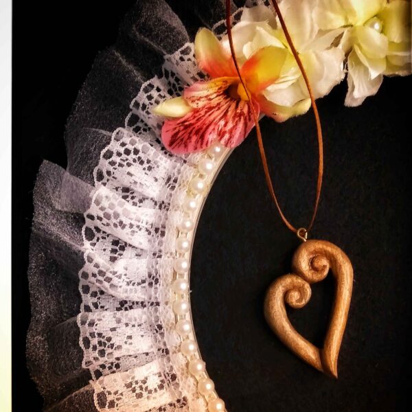 Künstlerische Holz-Pendant Halskette mit Herz Design