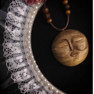 Künstlerische Holz-Pendant Halskette mit Mond Design