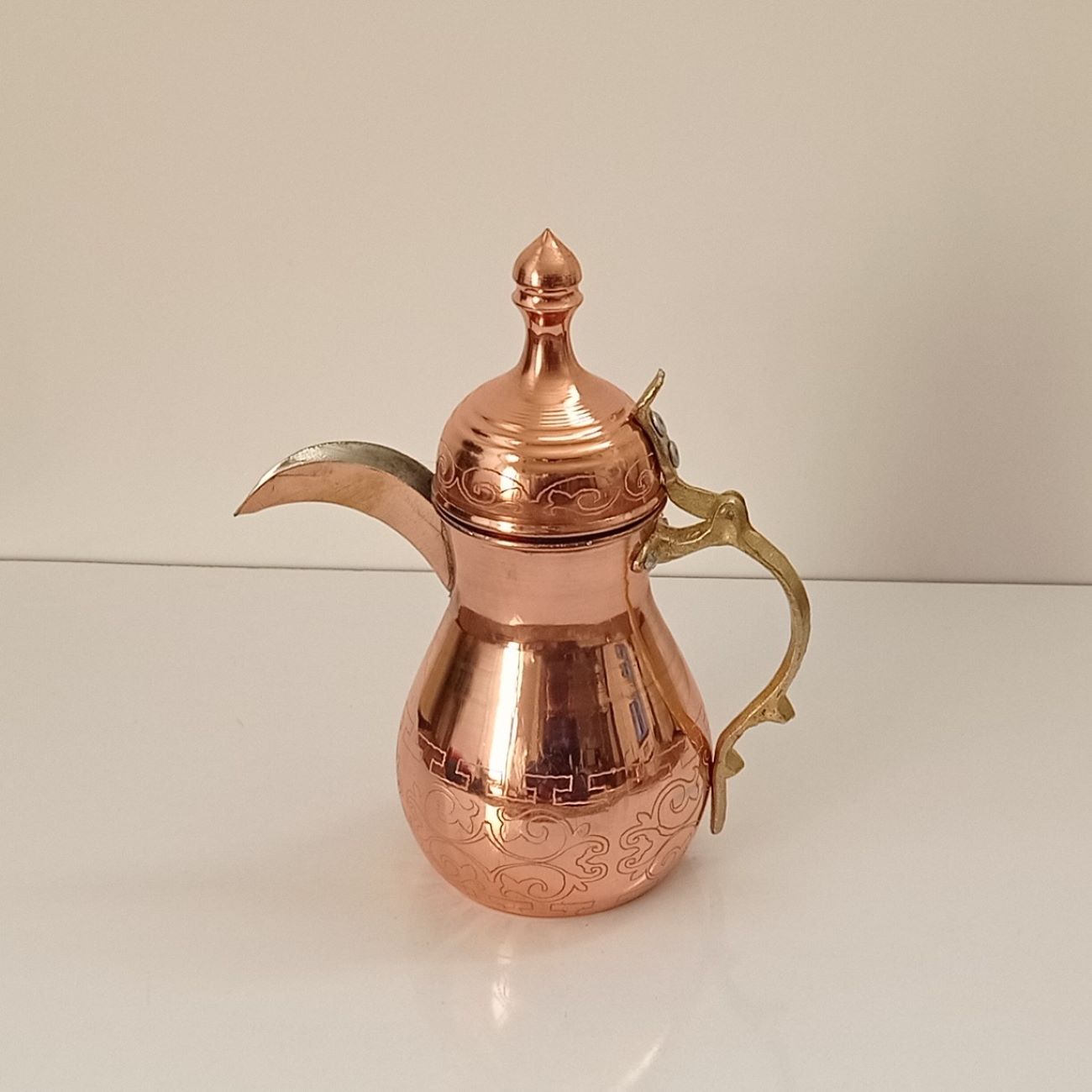 Arabische Kaffeekanne aus Kupfer für die Zubereitung von Qahwa und arabischem Kaffee - Modell Azora