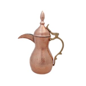 Arabische Kaffeekanne aus Kupfer für die Zubereitung von Qahwa und arabischem Kaffee mit Messinggriff