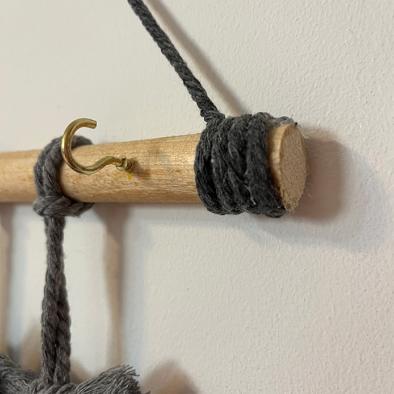 Dekorativer & handgefertigter Makramee-Wand-Schlüsselhalter mit Blätter-Design