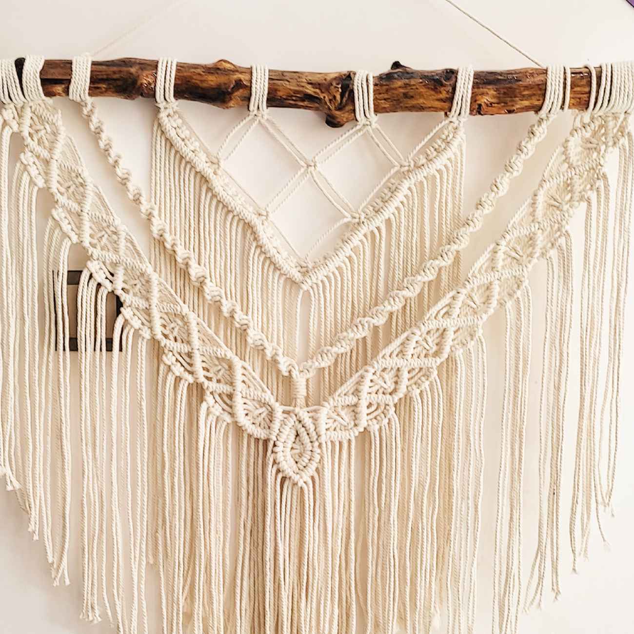 Dekorativer Makramee-Wandbehang Wandteppich Kunst mit geometrischem Design