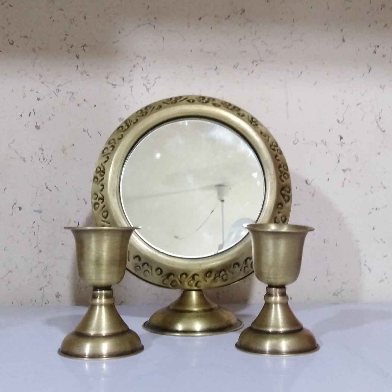 Elegantes persisches Messingspiegelrahmen-Kerzenhalter-Set