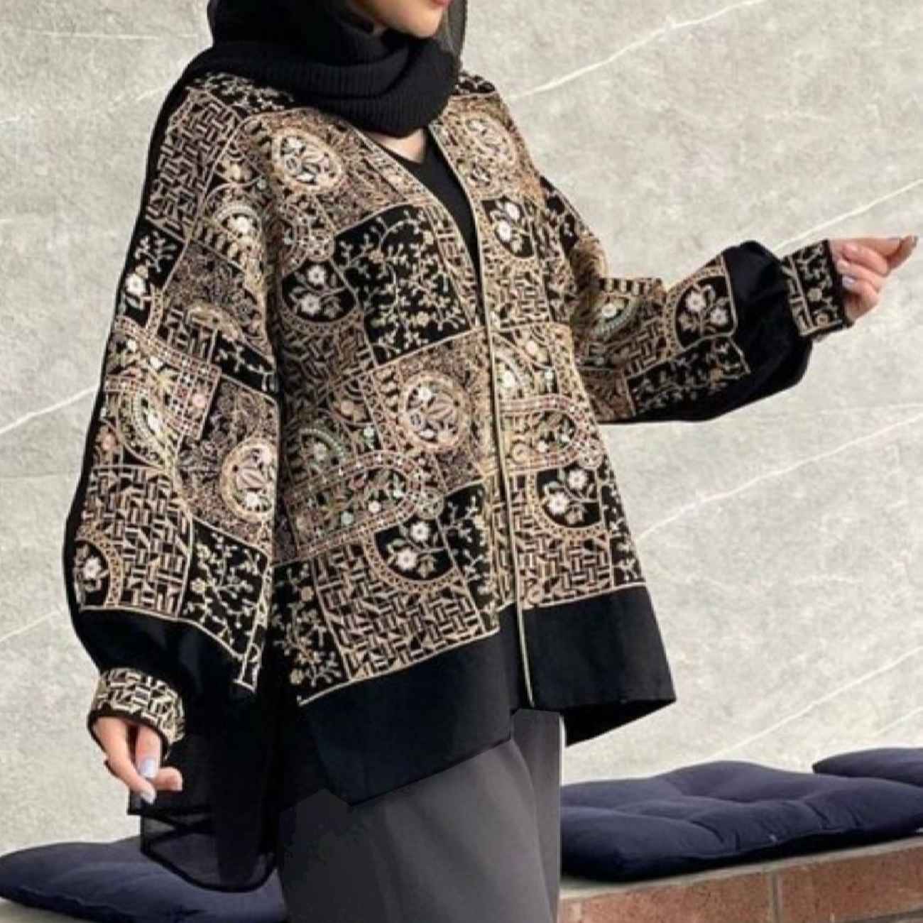 Eleganter, bestickter persischer Manto, schick für jede Gelegenheit